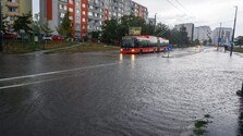FOTO/VIDEO: Bratislavu zasiahla supercela. Viaceré cesty v meste a okolí zablokovali popadané stromy a zaliala voda